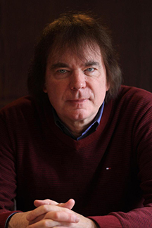 a picture of Julian Lloyd Webber